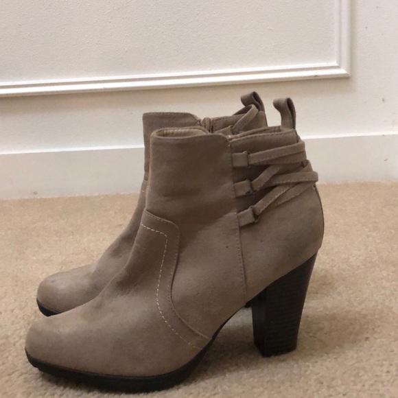 White Mountain Shoes - White Mt. Serinda Faux Suede Ankle Boots Size 8.5